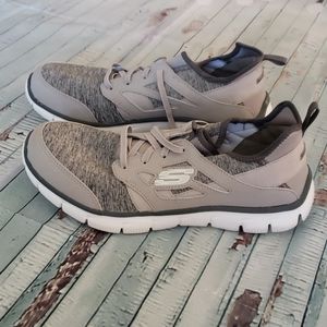 Like New Women's Skechers Sneakers. Size: 8.